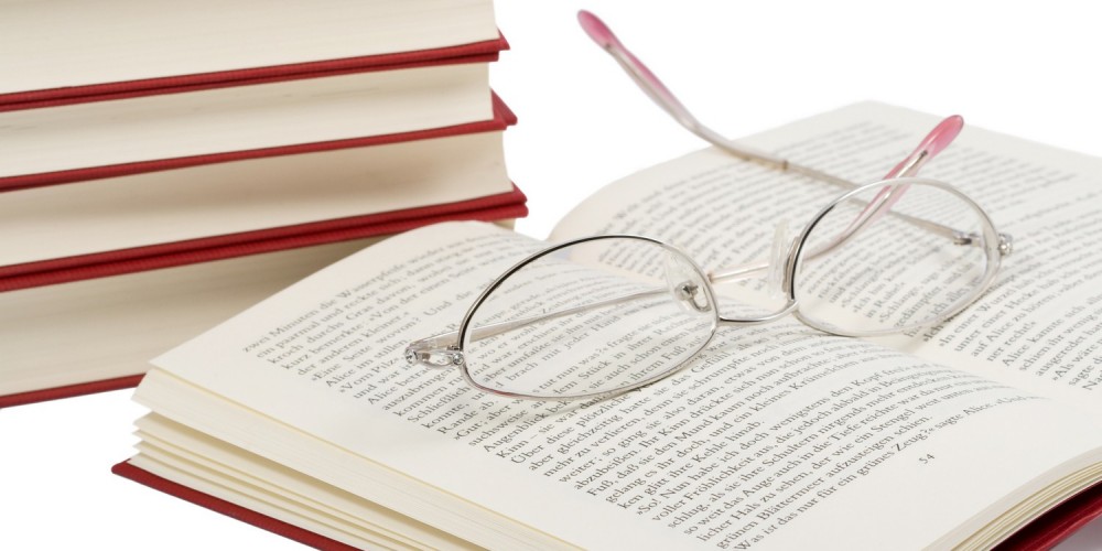Aufgeschlagenes Buch mit Brille