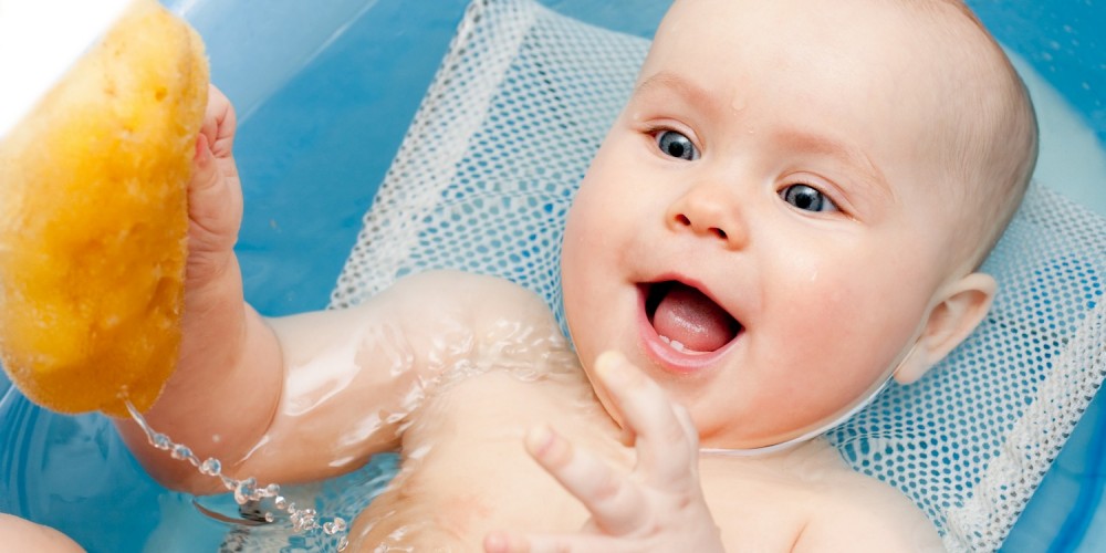 Lächelndes Baby im Wasserbad
