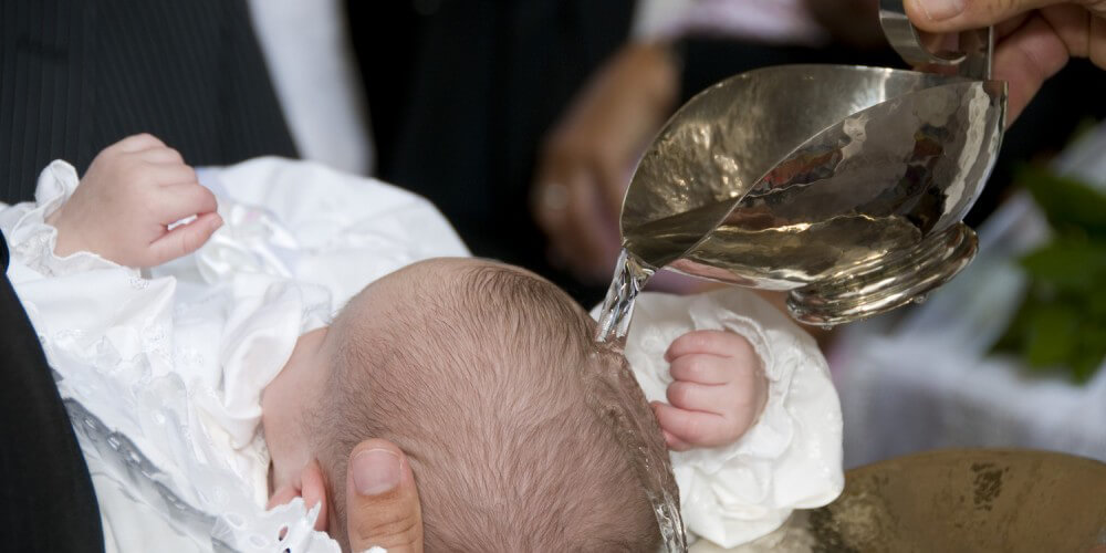 Taufe eines Suglings in der Kirche