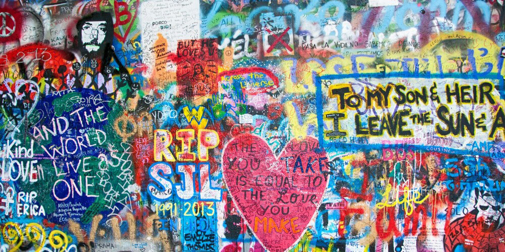 Ausschnitt der John-Lennon-Mauer in Prag, Graffitis, teils mit Beatles-Songtexten