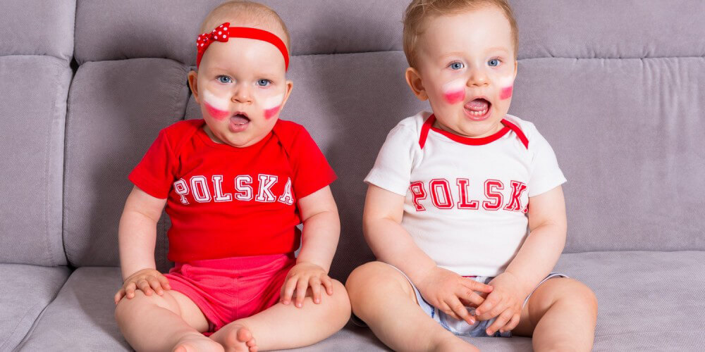 Zwei Babys mit Polen-Trikots auf einem Sofa