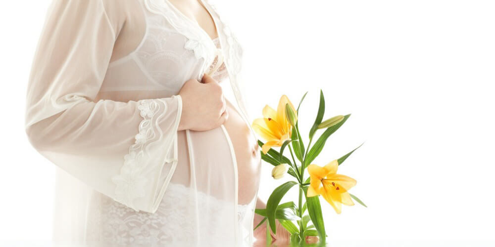 Schwangere Frau mit gelben Lilien