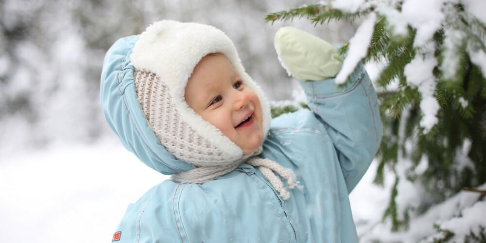 Kleinkind im Schneeanzug