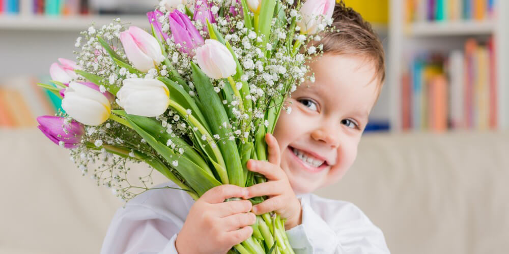 Kleiner Junge mit einem Strau Tulpen