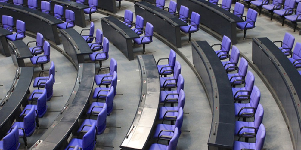 Leere Rnge im Bundestag, alle lila Sitze sind frei