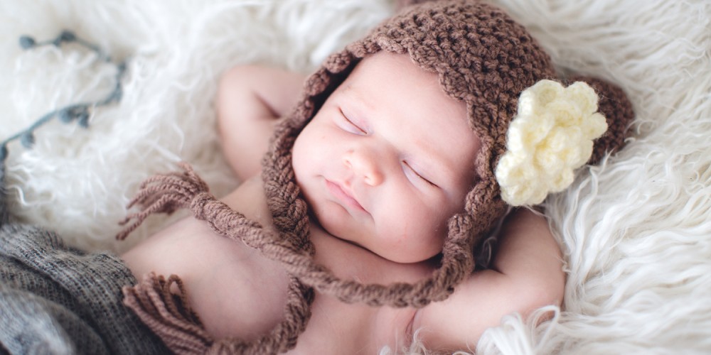 Baby mit brauner Wollmütze