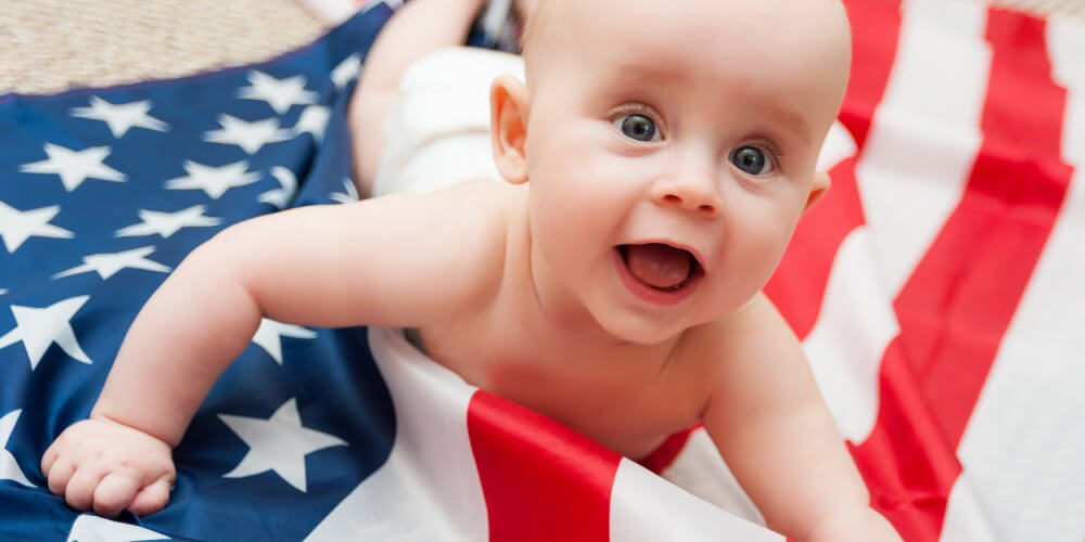 Baby krabbelt über eine US-Fahne