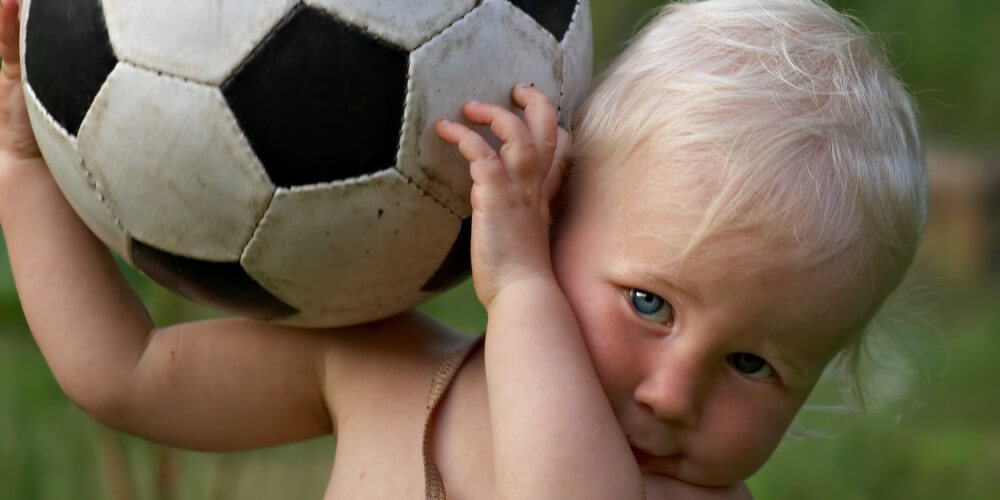 Kleiner Junge mit einem Fußball