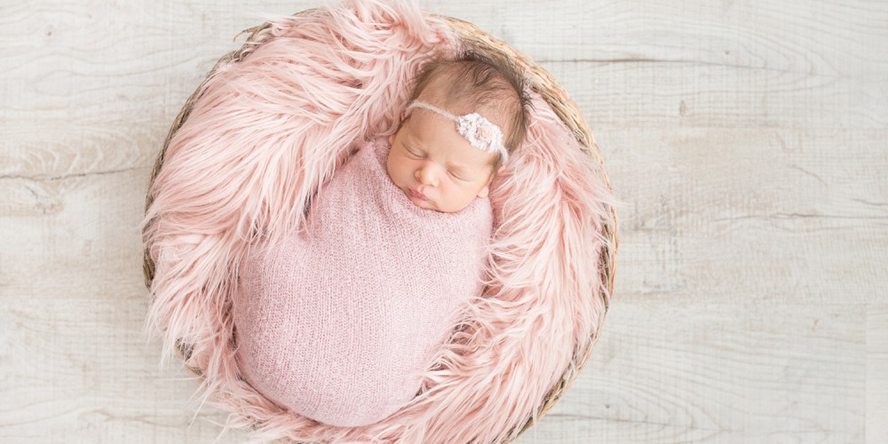 Kleines Baby schlft in einem groen Korb