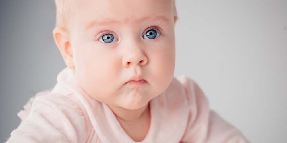 Kleines Baby guckt nachdenklich