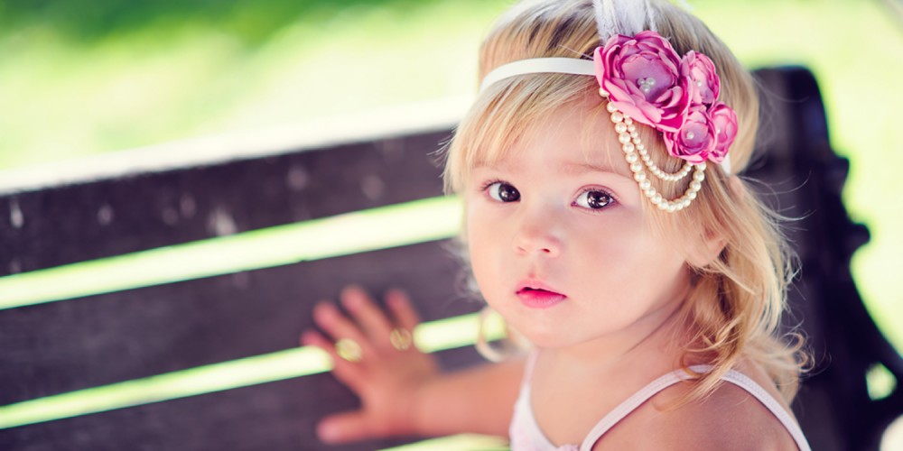 Kleines Mdchen mit Haarschmuck