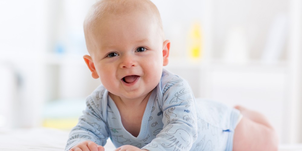 Baby in blauem Babybody