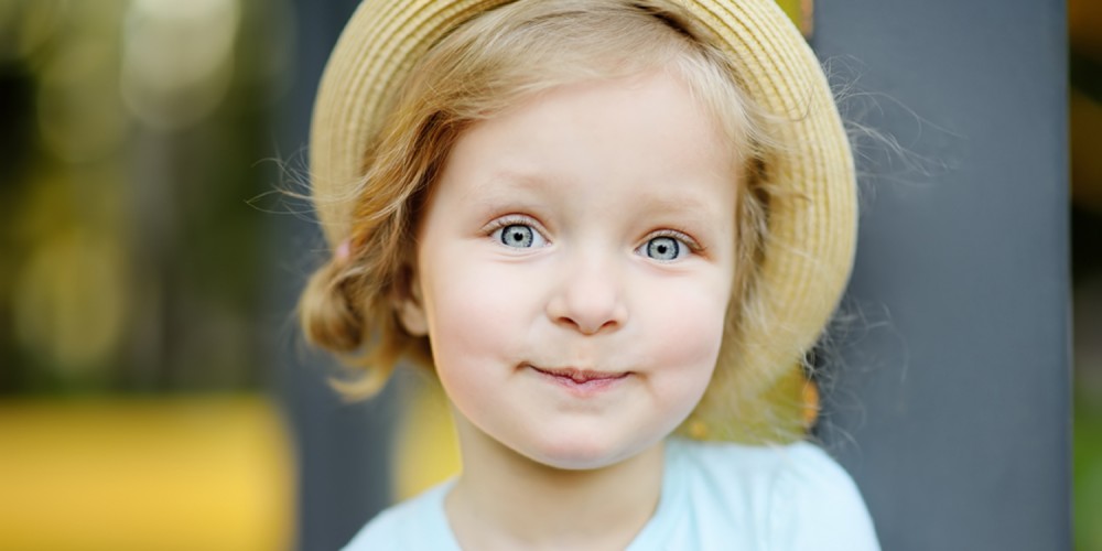 Lchelndes Mdchen mit Sonnenhut