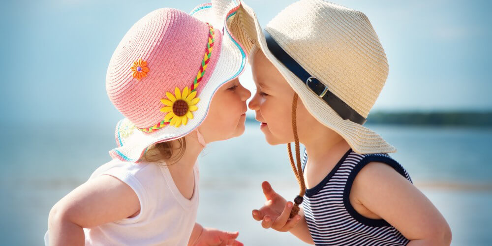 Kleines Mdchen und kleiner Junge am Strand