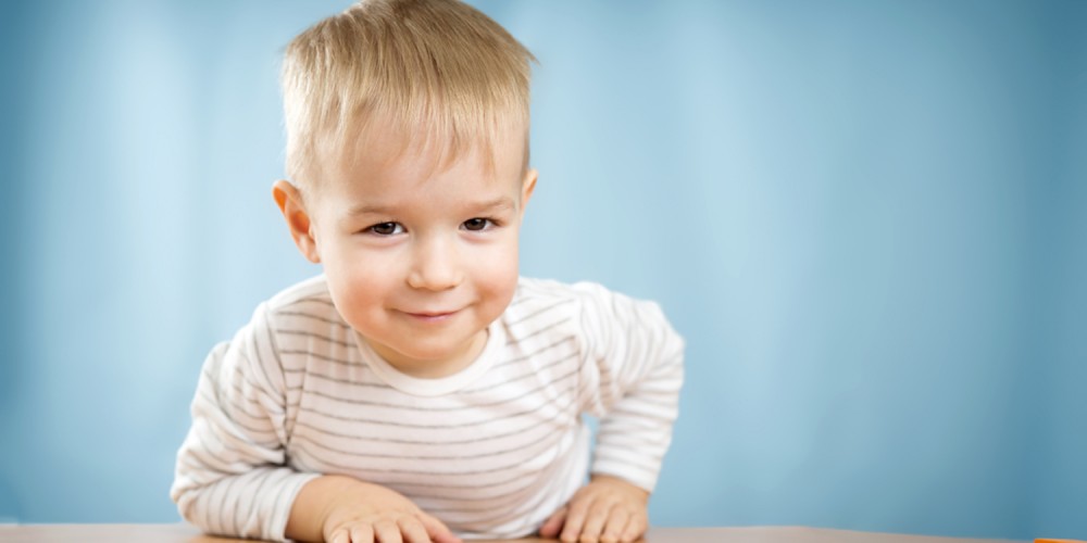 Kleiner blonder Junge