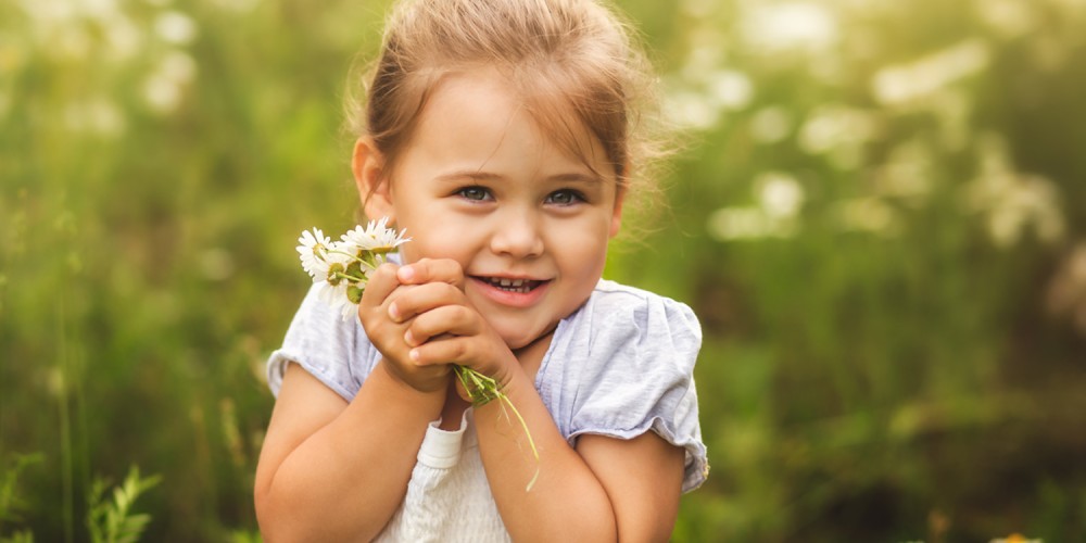 Kleines Mdchen beim Blumenpflcken