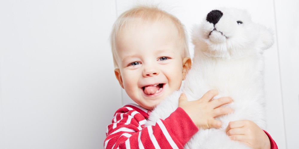 Glcklicher Junge mit Stofftier