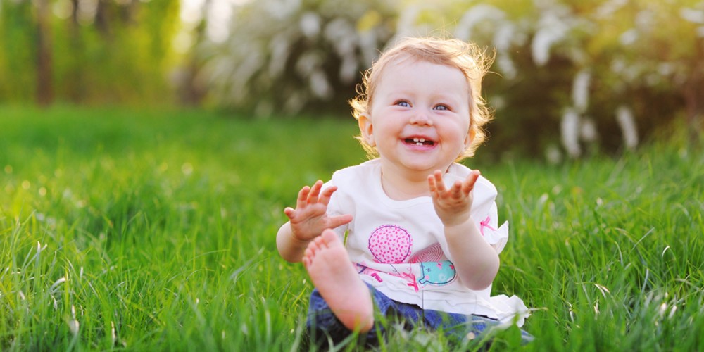 Lachendes Mdchen auf grner Wiese