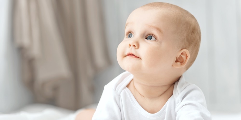 Baby in weiem Strampler