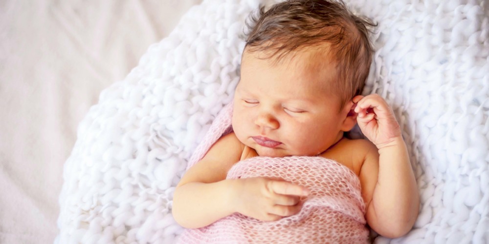 Neugeborenes in rosa Decke