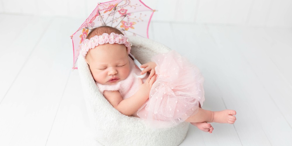 Neugeborenes Baby in rosa Kleidung und Accessoires