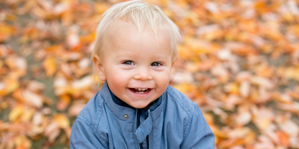 Blonder Junge in blauer Jacke