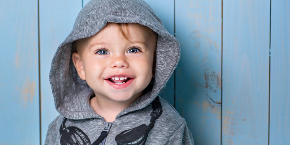 Kleiner Junge in grauem Hoodie