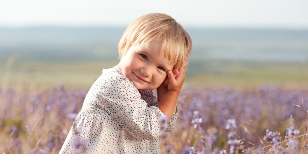 Kleines Mädchen im Lavendelfeld