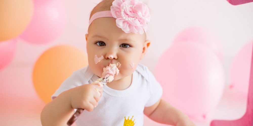 Baby mit pinker Schleife auf dem Kopf Baby mit pinker Schleife auf dem Kopf