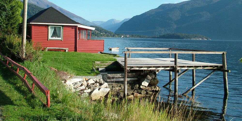 Häusschen und Bootssteg an einem Fjord in Norwegen Häusschen und Bootssteg an einem Fjord in Norwegen