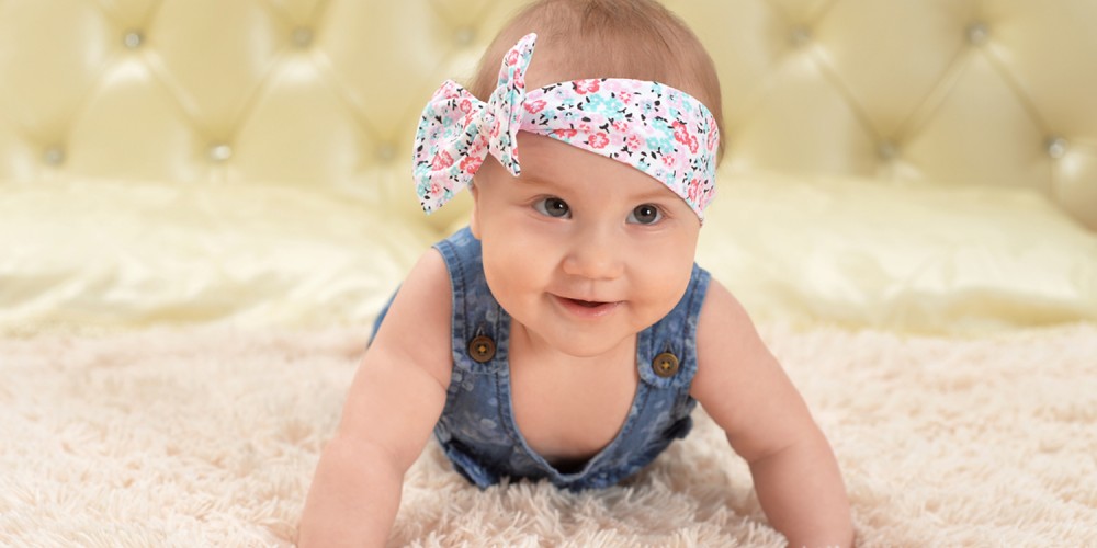 Krabbelndes Baby mit Stirnband
