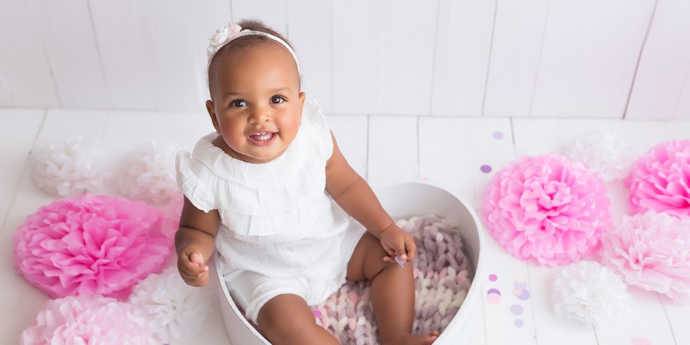 Kleines Mdchen sitzt in einem weien Herz