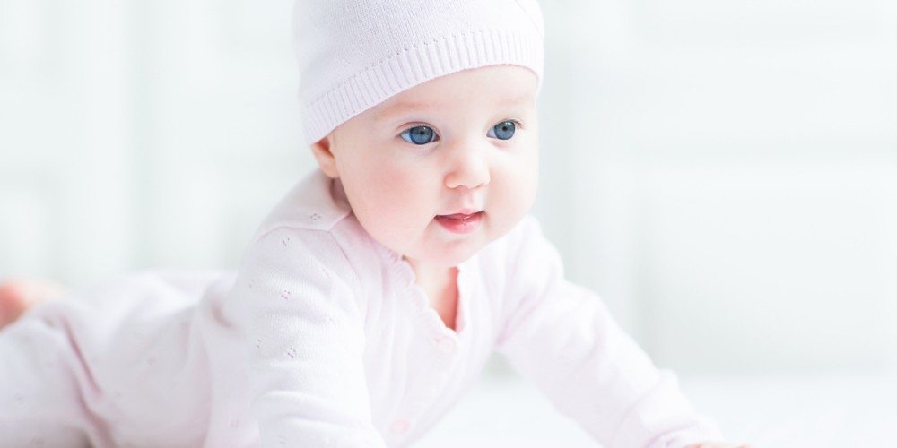 Süßes Baby mit Mütze