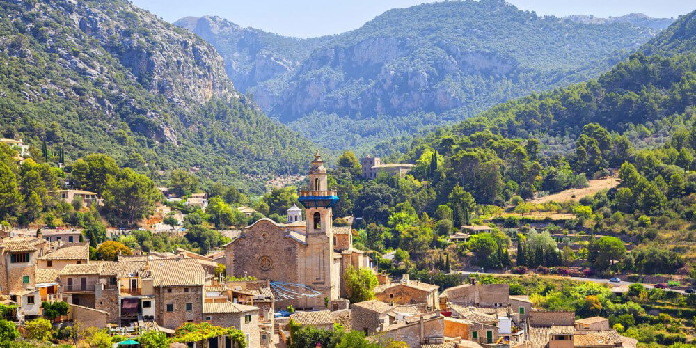 Bergdorf auf der Insel Mallorca, Spanien Bergdorf auf der Insel Mallorca, Spanien