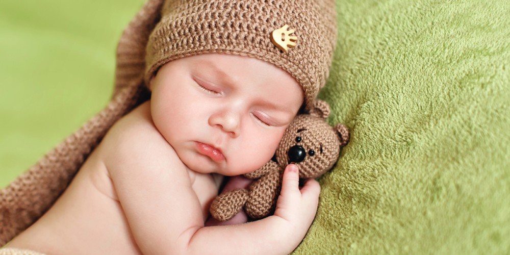 Schlafendes Baby mit brauner Zipfelmtze