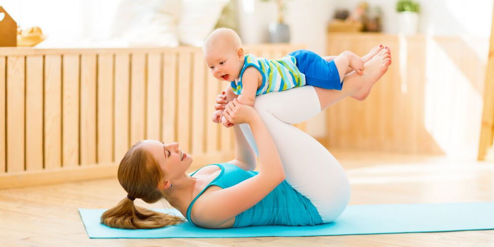 Frau macht Yoga mit Baby