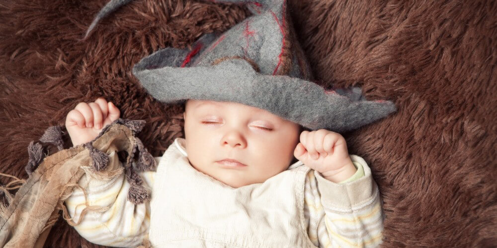 Schlafendes Baby mit altem Hut