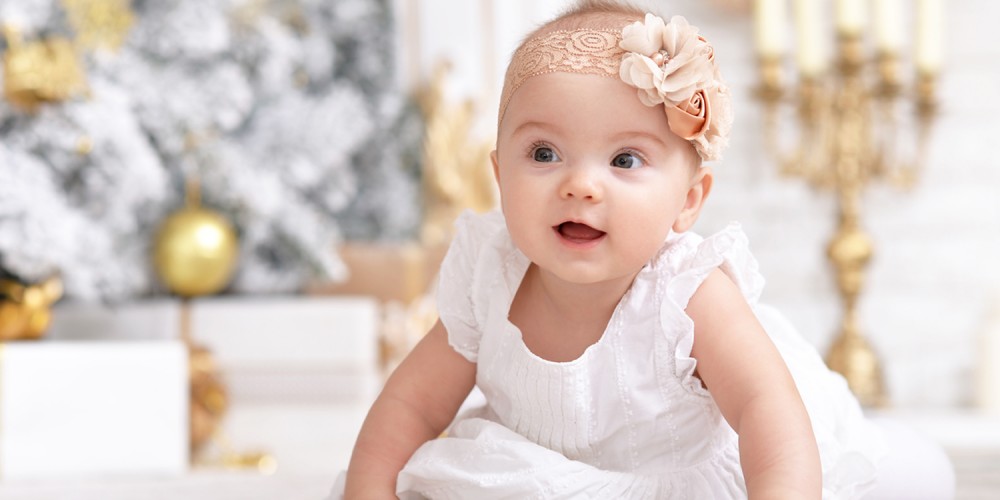 Baby in weißem Kleid