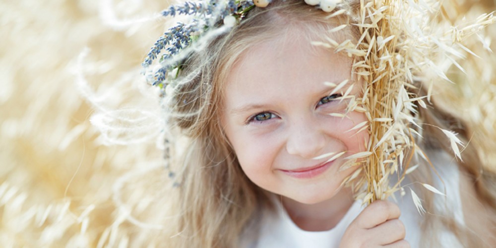Kleines Mädchen mit Blumenkranz im Haar