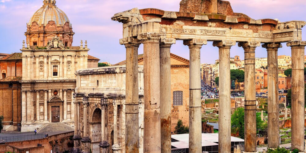 Forum Romanum in Rom mit den Säulen des Tempels des Saturn und dem Triumphbogen des Septimius