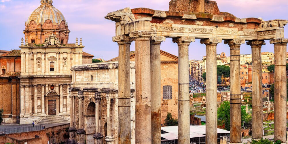 Forum Romanum in Rom mit den Sulen des Tempels des Saturn und dem Triumphbogen des Septimius