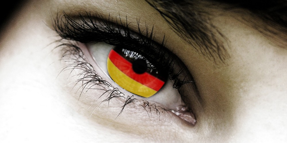 Weibliches Auge mit Pupille in Deutschlandfarben