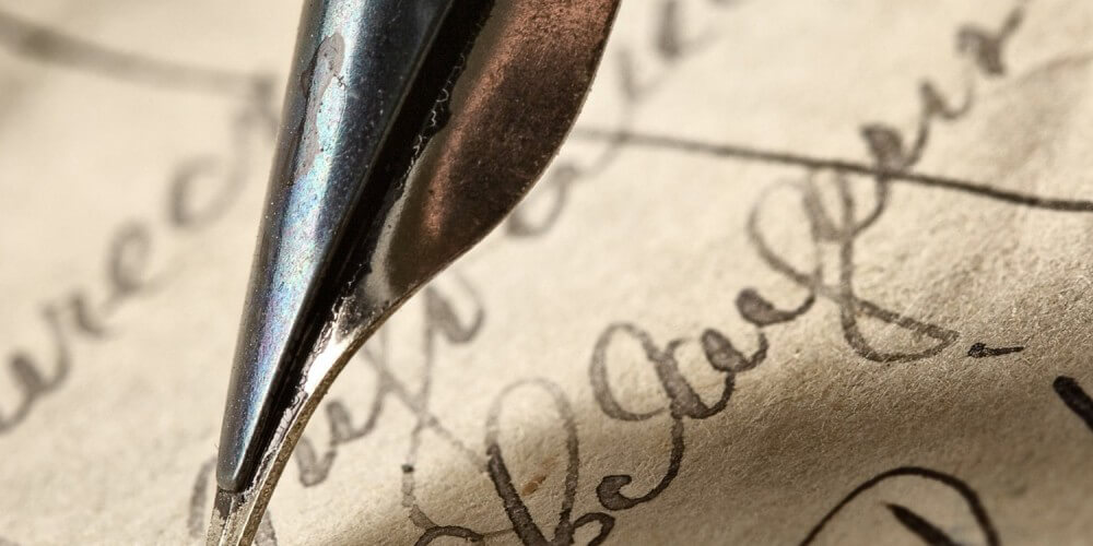 Nahaufnahme F�llerfeder auf altem Papier, alte Schrift