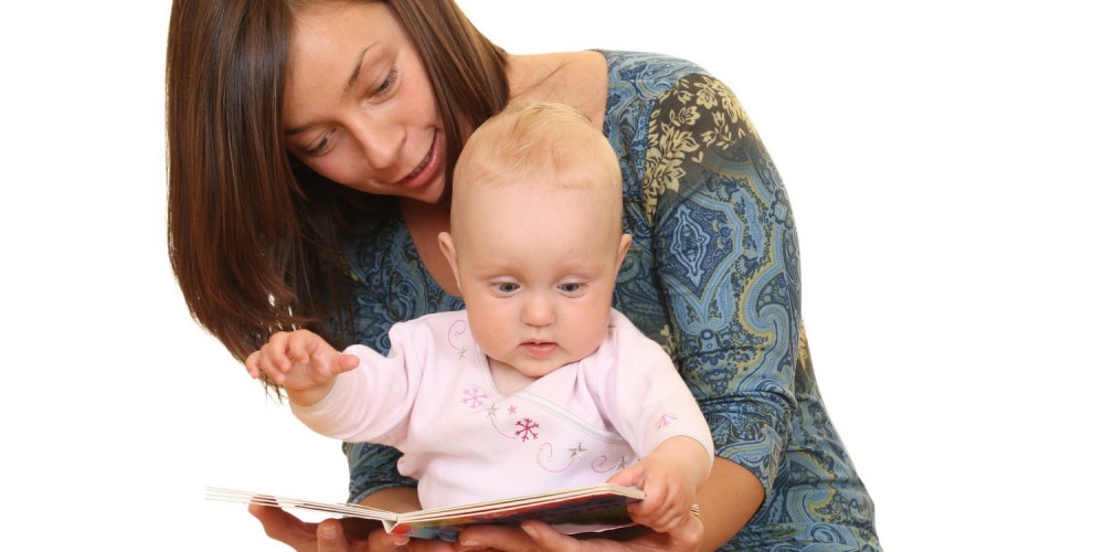 Junge Mutter hat Baby auf Scho, schauen gemeinsam Bilderbuch an