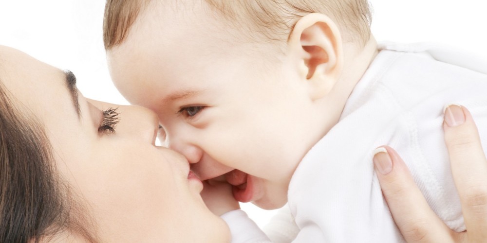 Mutter k�sst ihr Baby