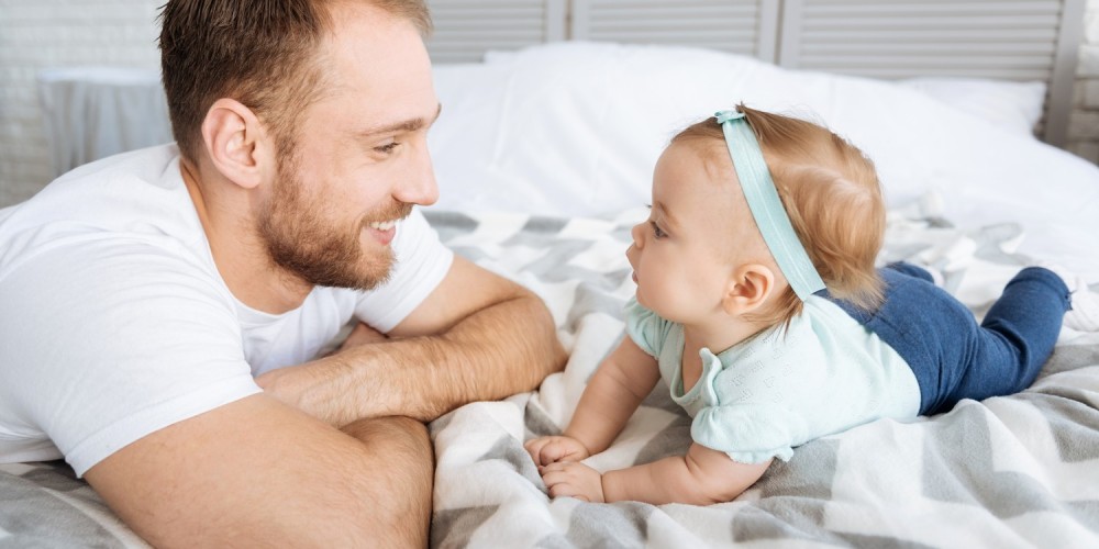 Ein Vater besch�ftigt sich mit seiner kleinen Tochter