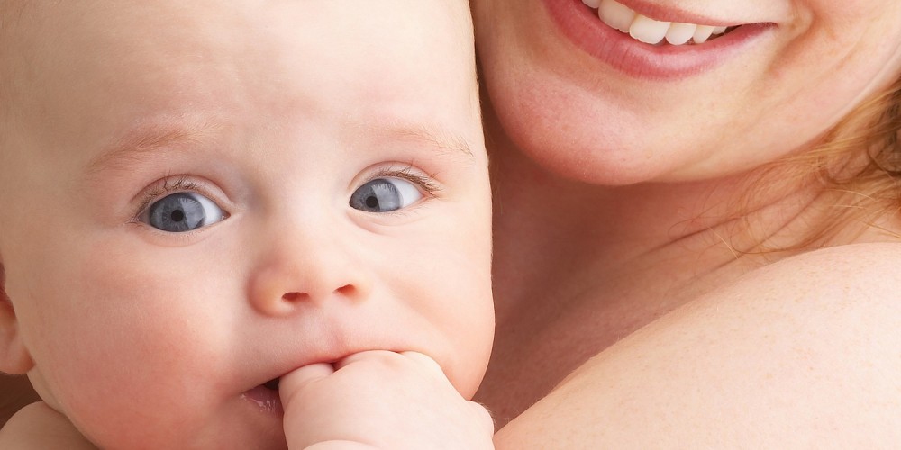 Mutter mit Baby auf dem Arm