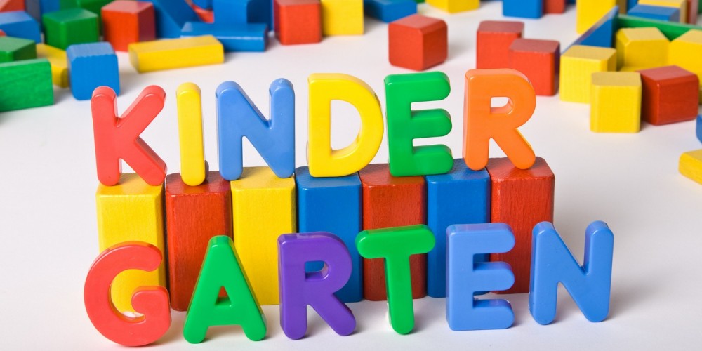 Bunte Baukltze formen das Wort "Kindergarten"