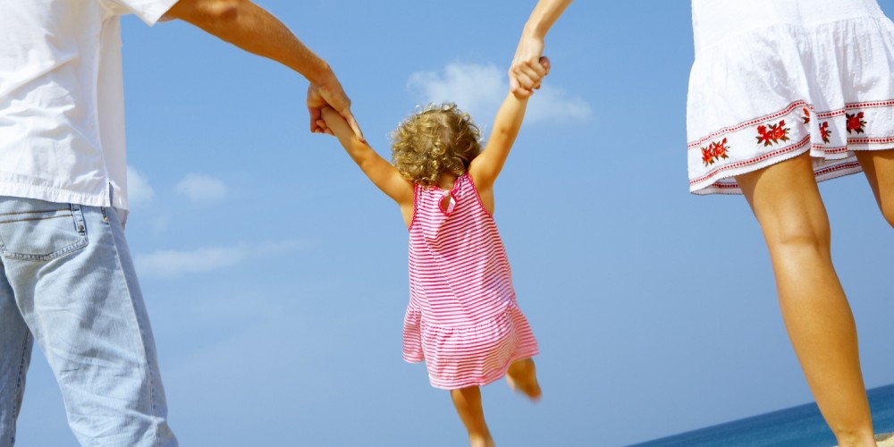 Eltern mit kleiner Tochter am Meer