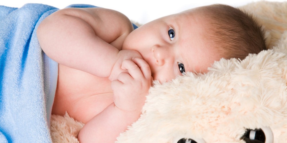 Baby mit blauer Kuscheldecke